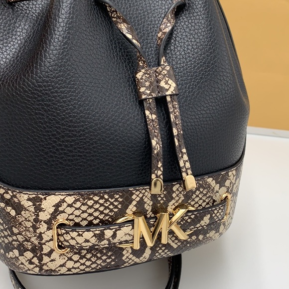 MICHAEL KORS 
Reed Md Pebbled Leather Belted Bucket Messenger Satchel Crossbody - Picture 12 of 16